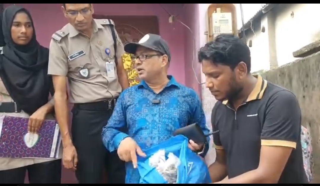 নাটোরে বিশেষ গোপন লকার থেকে ৯০০ গ্রাম গাঁজা উদ্ধার, আটক ১