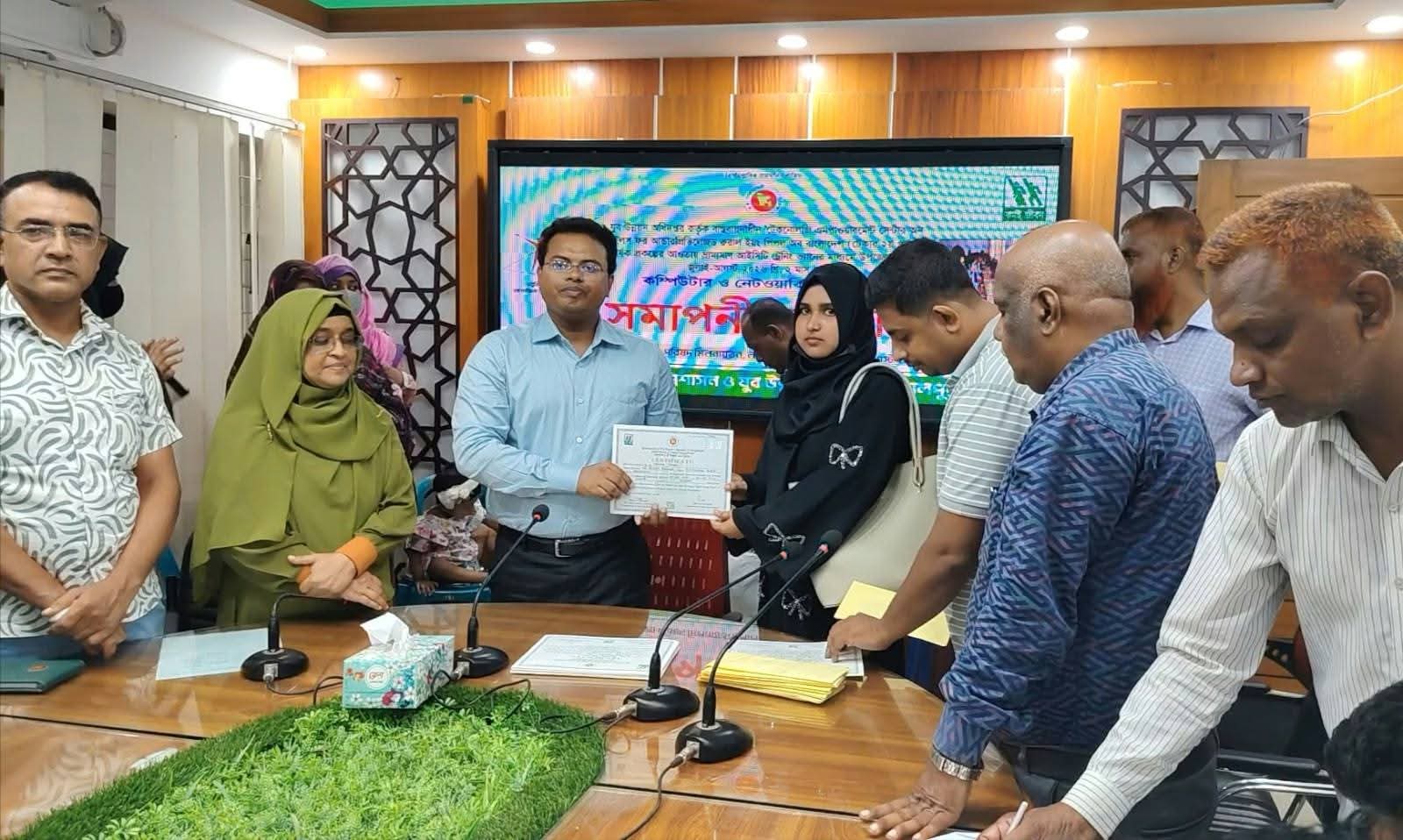নাটোরে কম্পিউটার প্রশিক্ষণার্থীদের ভাতা থেকে টাকা কেটে রাখার অভিযোগ