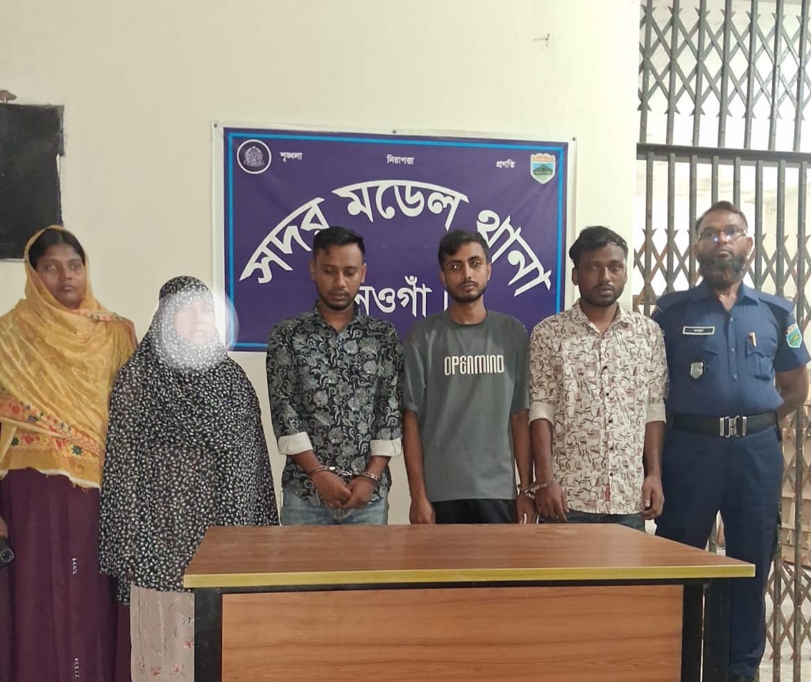 নওগাঁয় হানিট্র্যাপ চক্রের নারীসহ ৪ প্রতারক গ্রেপ্তার, স্ট্যাম্প ও চেক উদ্ধার