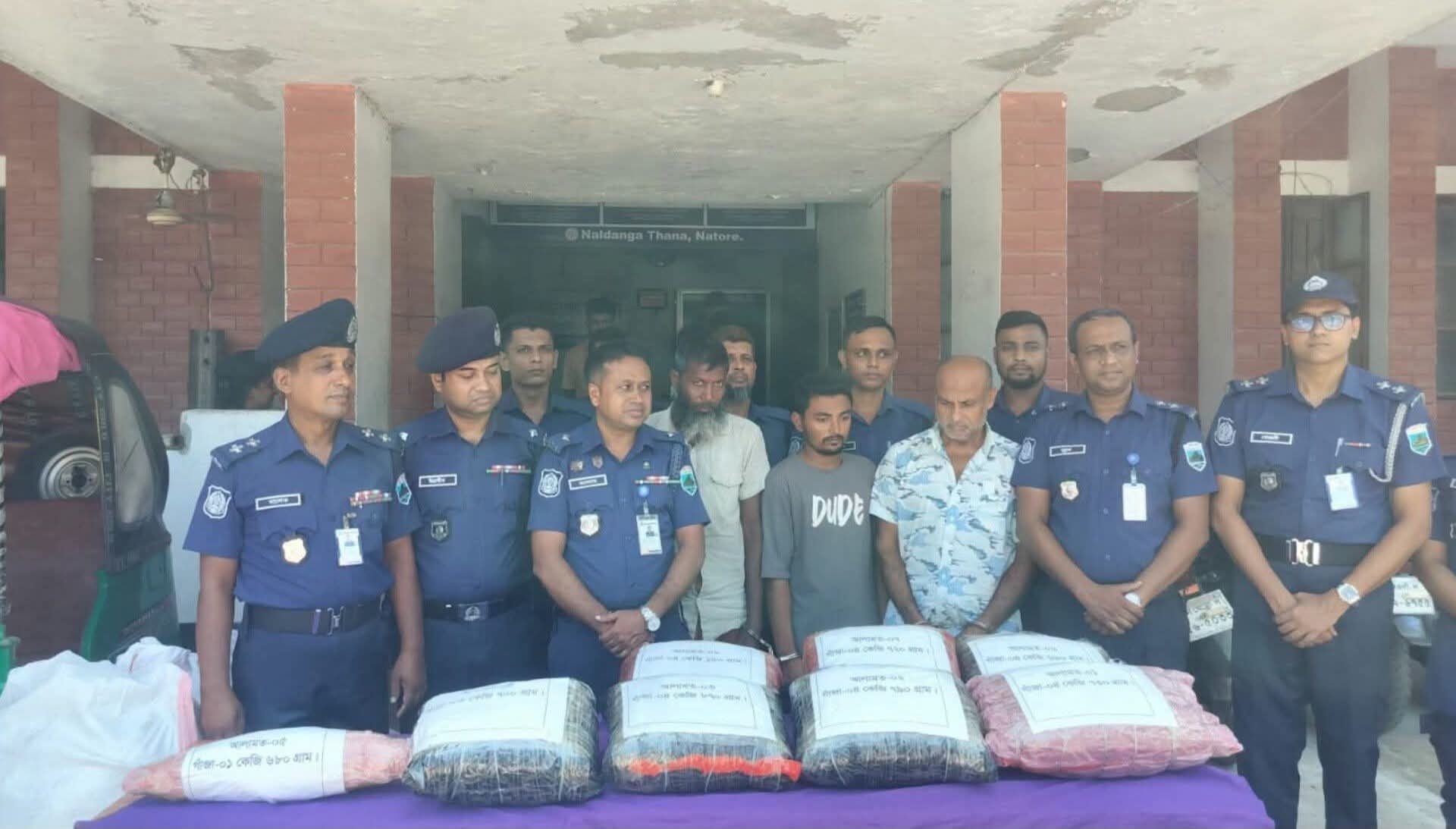 নাটোরে উল্টে যাওয়া সিএনজি থেকে ৩৩ কেজি গাঁজা উদ্ধার, গ্রেপ্তার ৪