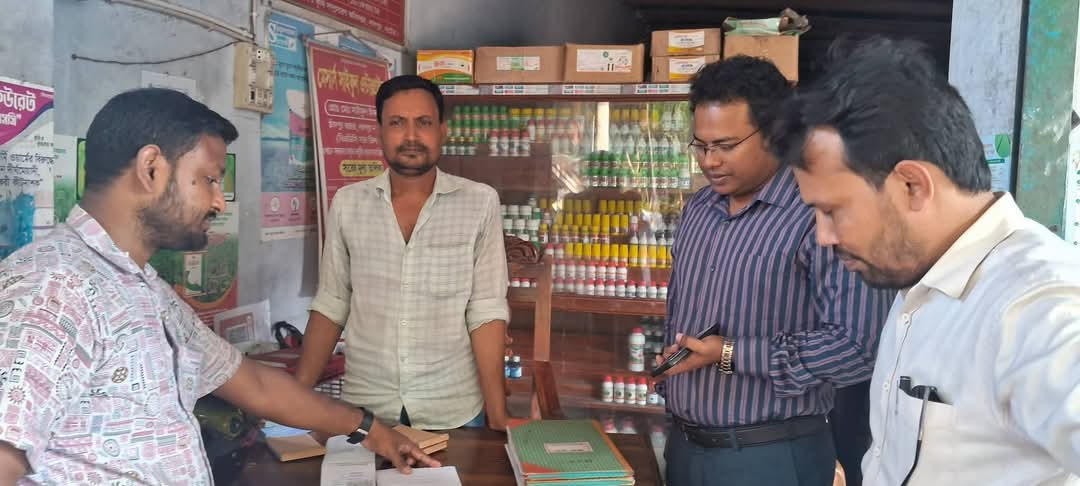 নাটোরের লালপুরে অসঙ্গতি পাওয়ায় বিএডিসি ডিলারকে ৫০ হাজার টাকা জরিমানা