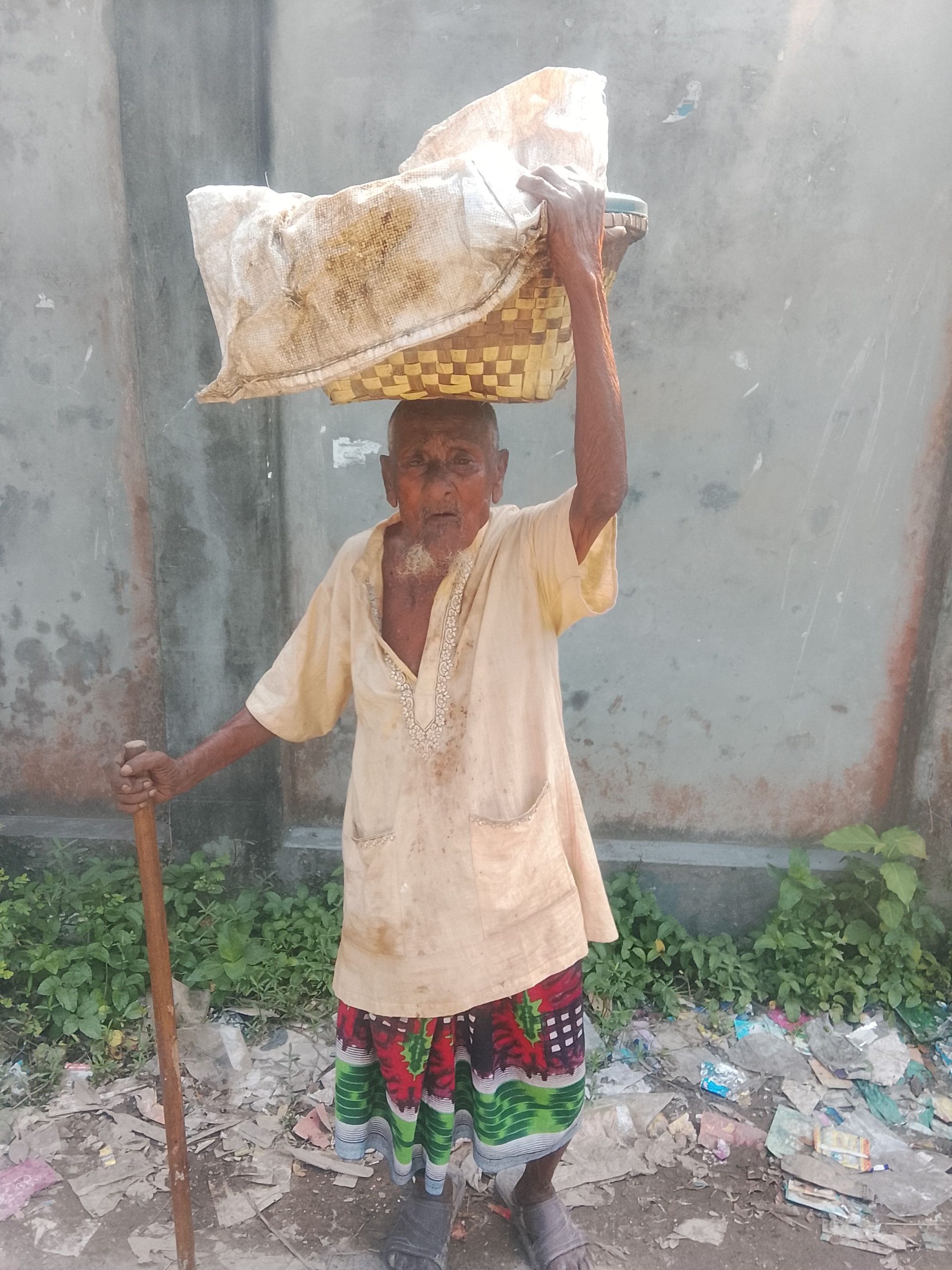১০৬ বছর বয়সেও কর্মমুখর রামগঞ্জের বাদশা মিয়া, শুটকি বিক্রি করে হয়েছেন সমাজের অনুপ্রেরণা