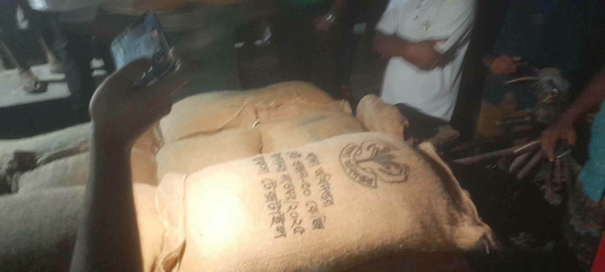 সিংড়ায় ব্যবসায়ীর গোডাউন থেকে খাদ্যবান্ধব কর্মসূচির ৭৩ বস্তা চাল জব্দ