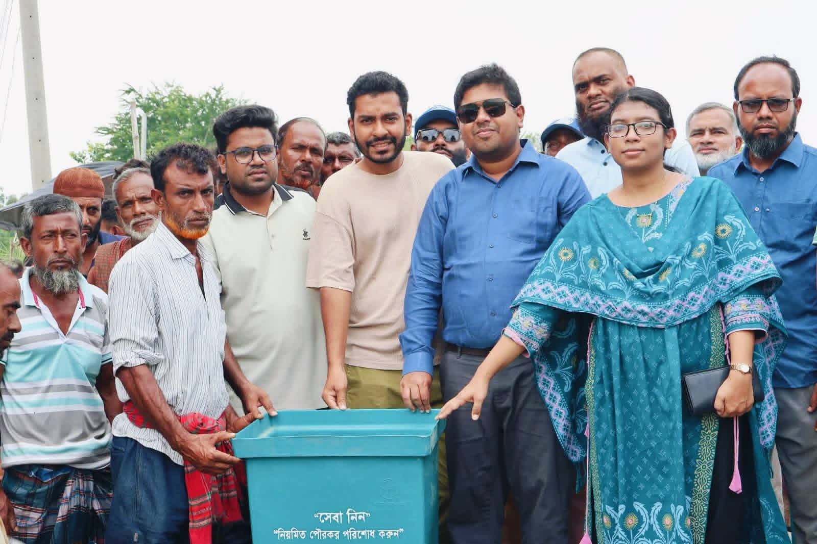 চলনবিলের পরিবেশ রক্ষায় সিংড়ায় ডাস্টবিন বিতরণ