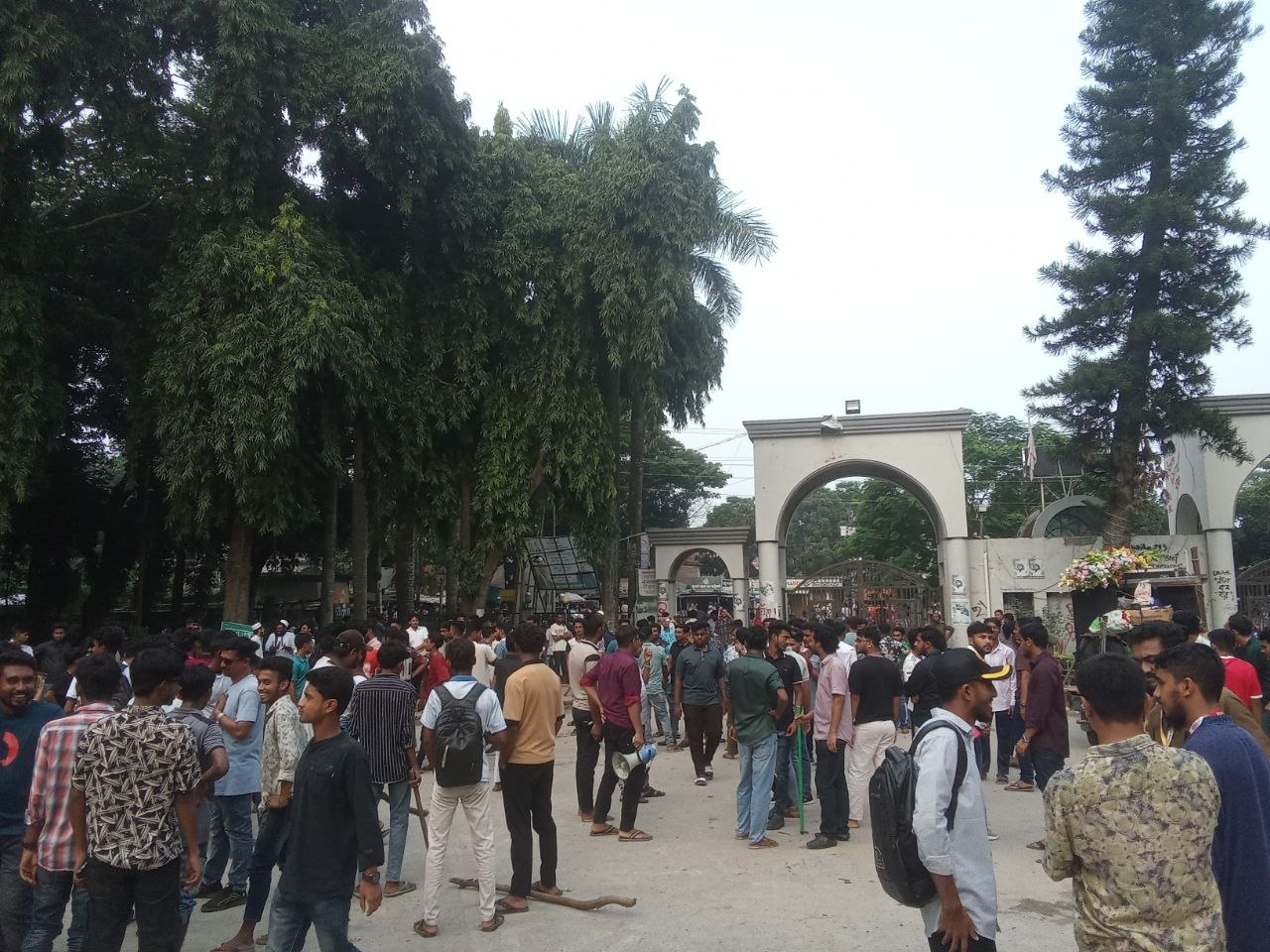 ইবিতে ছাত্রদল ও শিবির সংঘর্ষ: চড় মারার ঘটনা কেন্দ্র করে দেশীয় অস্ত্রের মহড়া, থমথমে ক্যাম্পাস