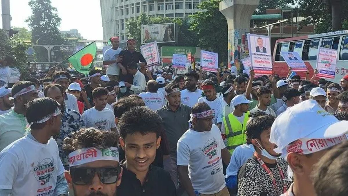 ‘নোয়াখালী বিভাগ চাই’ দাবিতে শাহবাগে অবস্থান, যান চলাচলে বিঘ্ন