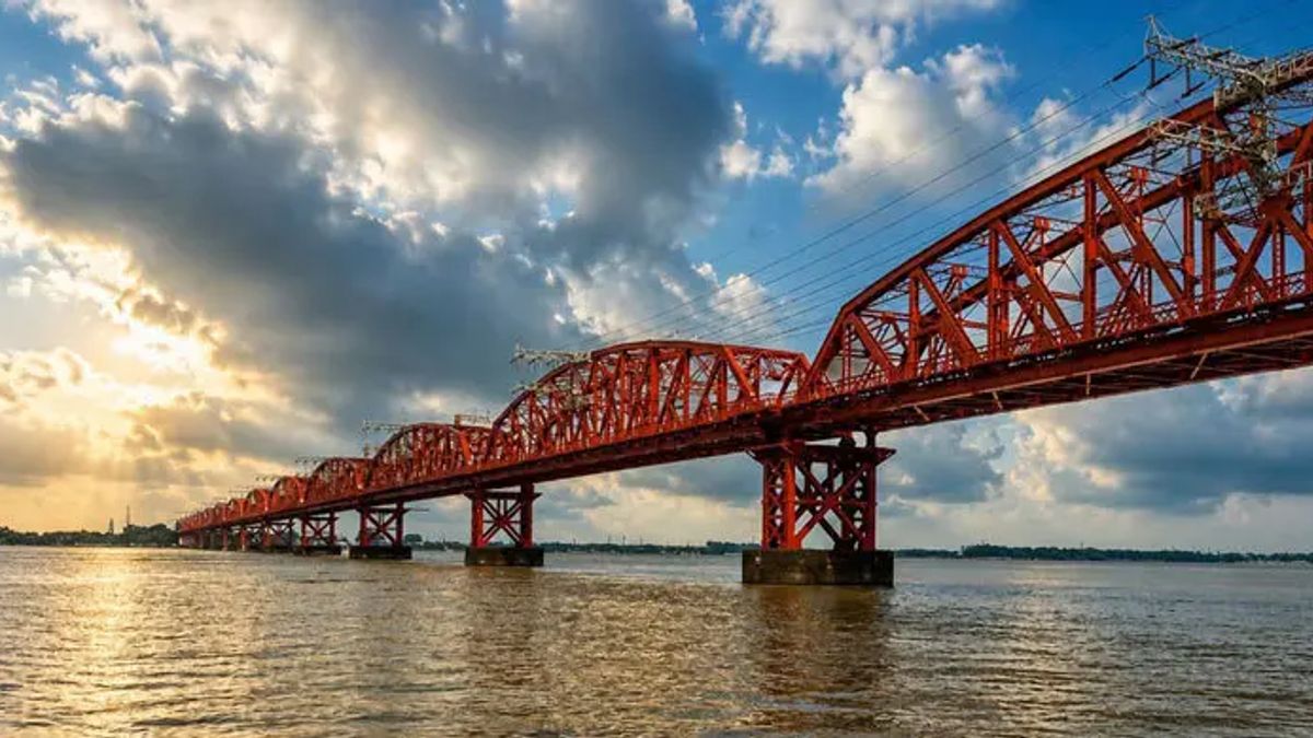 হার্ডিঞ্জ ব্রিজের পিলারে পিকনিকের নৌকার ধাক্কা, একজন নিখোঁজ