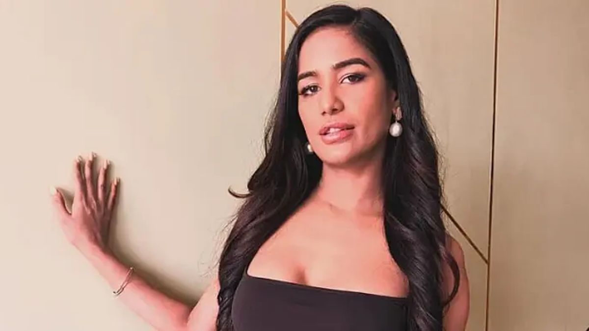 ‘যৌনকর্মের পেশা’ বৈধ হলে অপরাধ কমবে, দাবি পুনমের