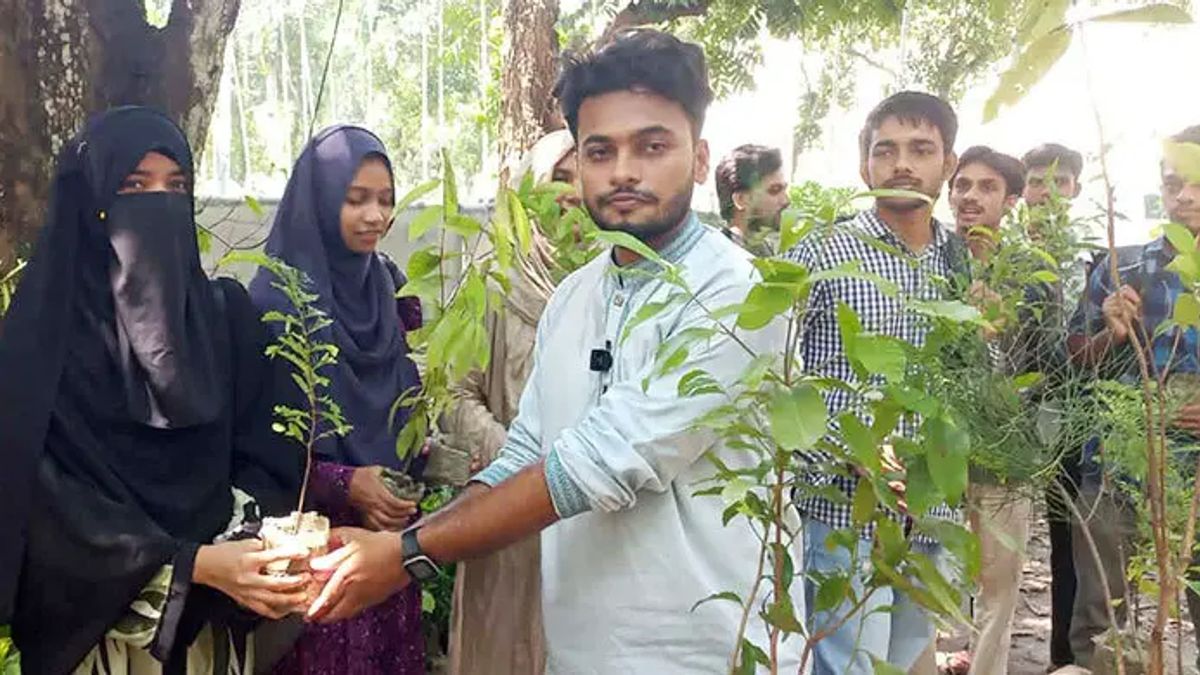 নির্বাচনে হেরেও কথা রাখলেন আরিফ, রাবিতে দিলেন ৭২৫টি গাছ