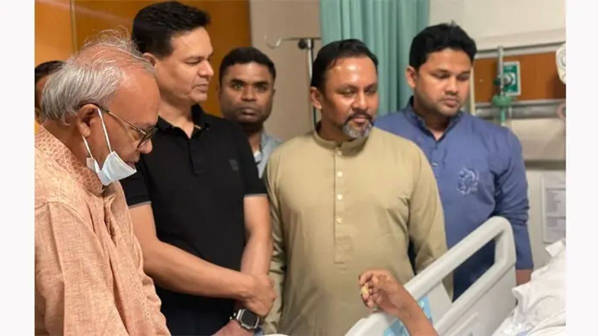 সড়ক দুর্ঘটনায় আহত প্রতিমন্ত্রী বারীকে দেখতে হাসপাতালে রিজভী