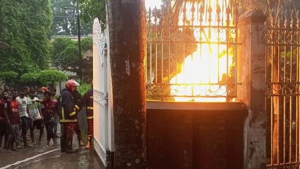 বজ্রপাতে বিদ্যুৎমন্ত্রী টুকুর বাসায় আগুন