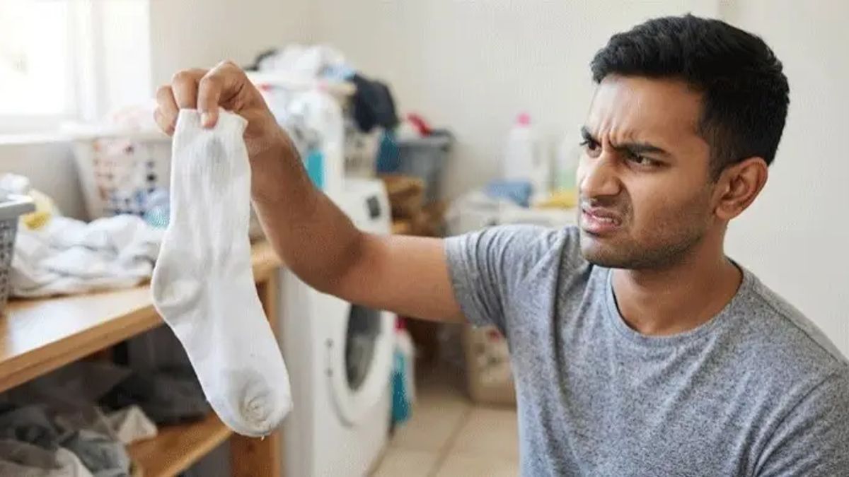মোজা ধোয়ার পরও দুর্গন্ধ থাকছে, যা করবেন