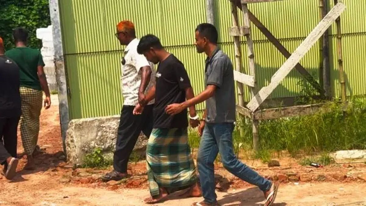 তৈরি হচ্ছিল নকল বিদেশি সিগারেট, মেশিনসহ গ্রেফতার ৯