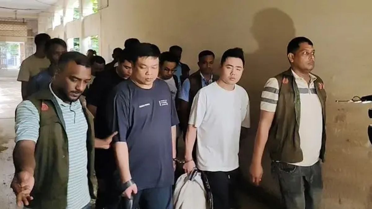 কক্সবাজারে দুই হাজার আইফোন-ল্যাপটপসহ ৬ চীনা নাগরিক গ্রেফতার