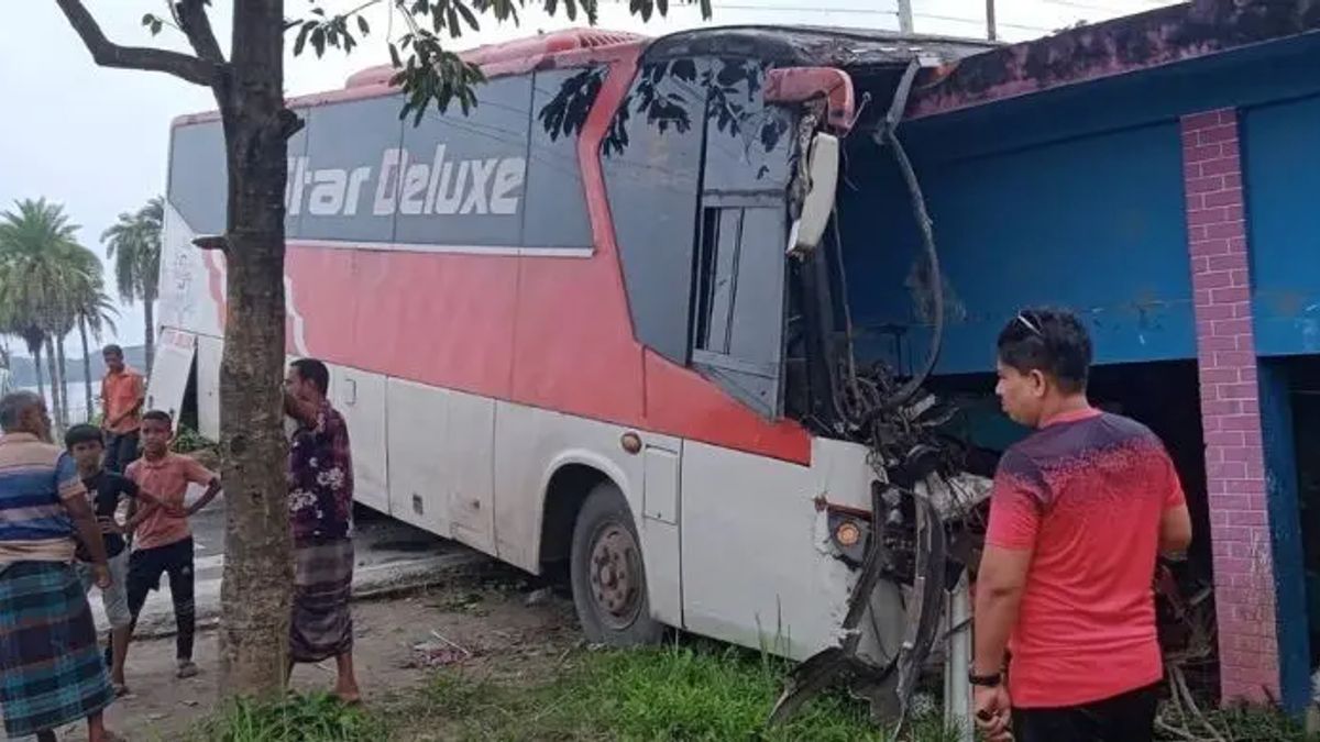 নিয়ন্ত্রণ হারিয়ে বাস ঢুকে পড়লো মাদরাসায়, নিহত ১