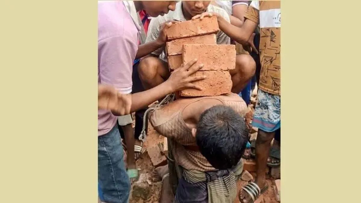 চুরির অপবাদে পিঠের ওপর ইটের ভার, মারাই গেলেন যুবক