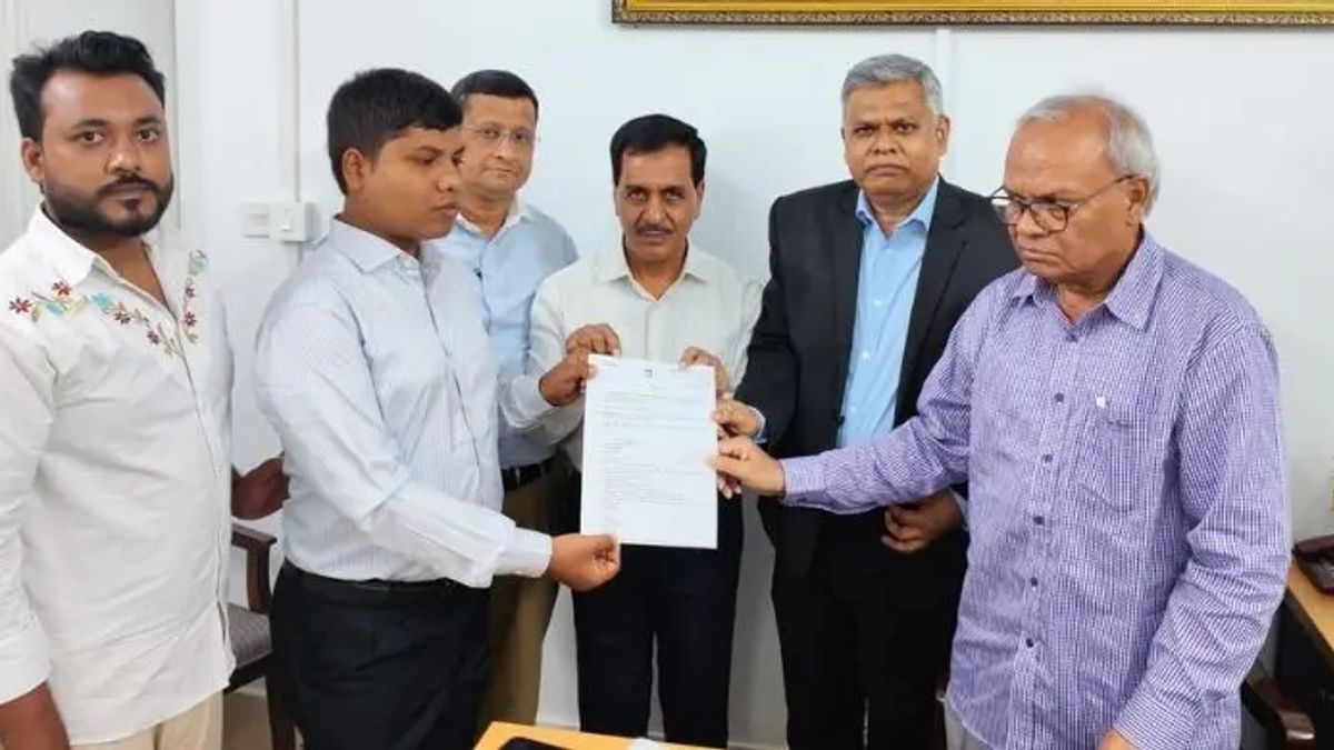 প্রধানমন্ত্রীর উদ্যোগে চাকরি পেলেন আজন্ম দৃষ্টিহীন রাবি শিক্ষার্থী