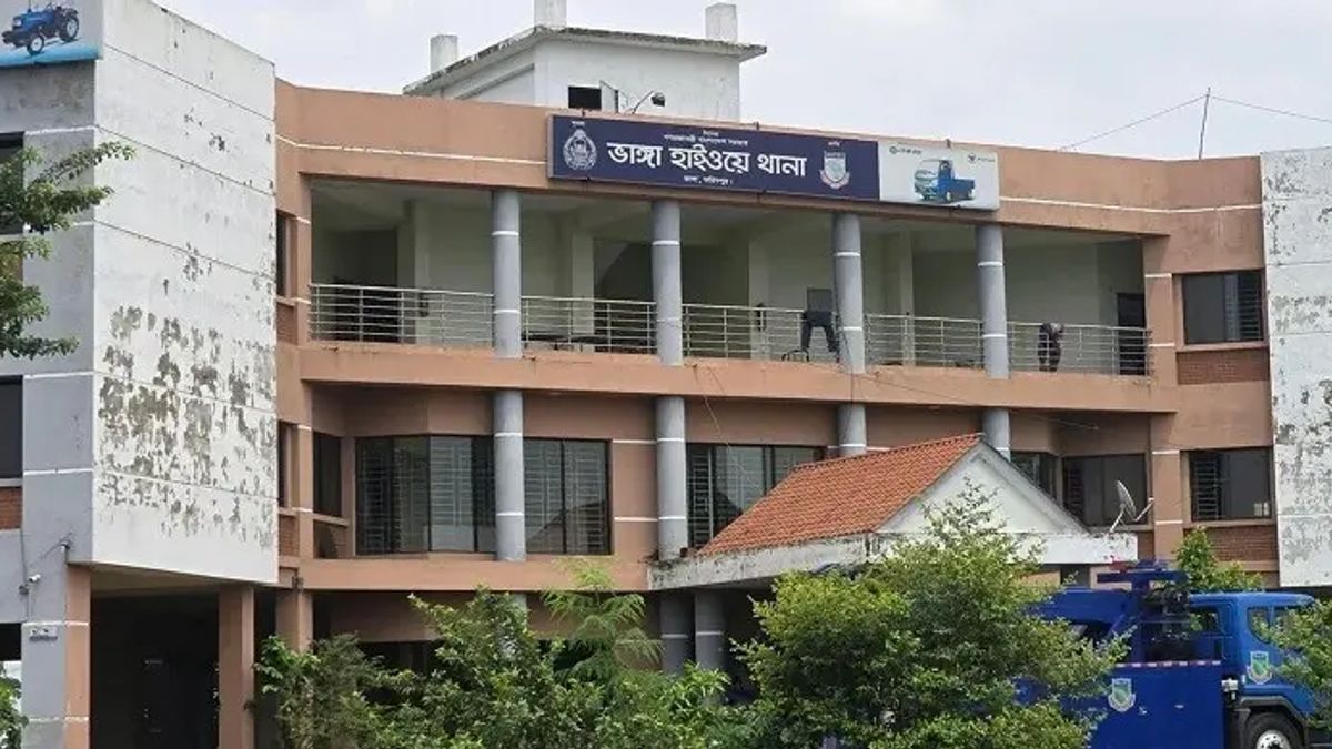 নিয়ন্ত্রণ হারিয়ে চলন্ত বাসের নিচে মোটরসাইকেল, দুই আরোহী নিহত
