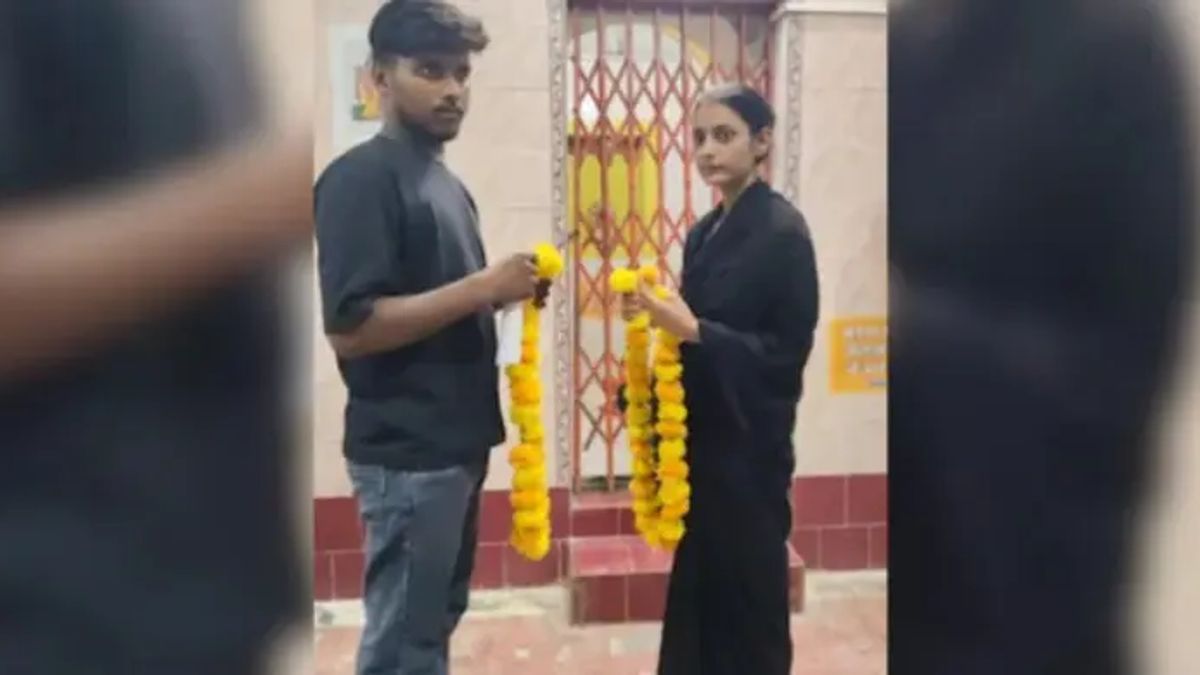 পুরোনো প্রেমিকের হাতে স্ত্রীকে তুলে দিলেন স্বামী