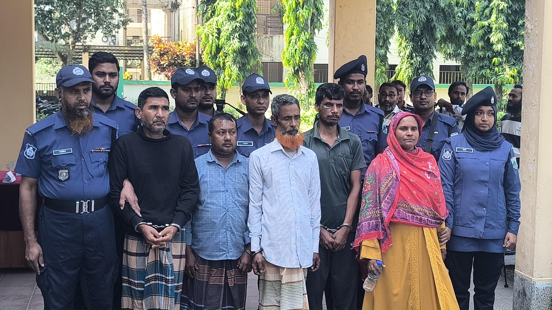 নওগাঁয় সম্পত্তি ও স্বর্ণের লোভে নিঃসন্তান বোনকে হত্যা: ছোট ভাই ও ভাবিসহ গ্রেপ্তার ৫
