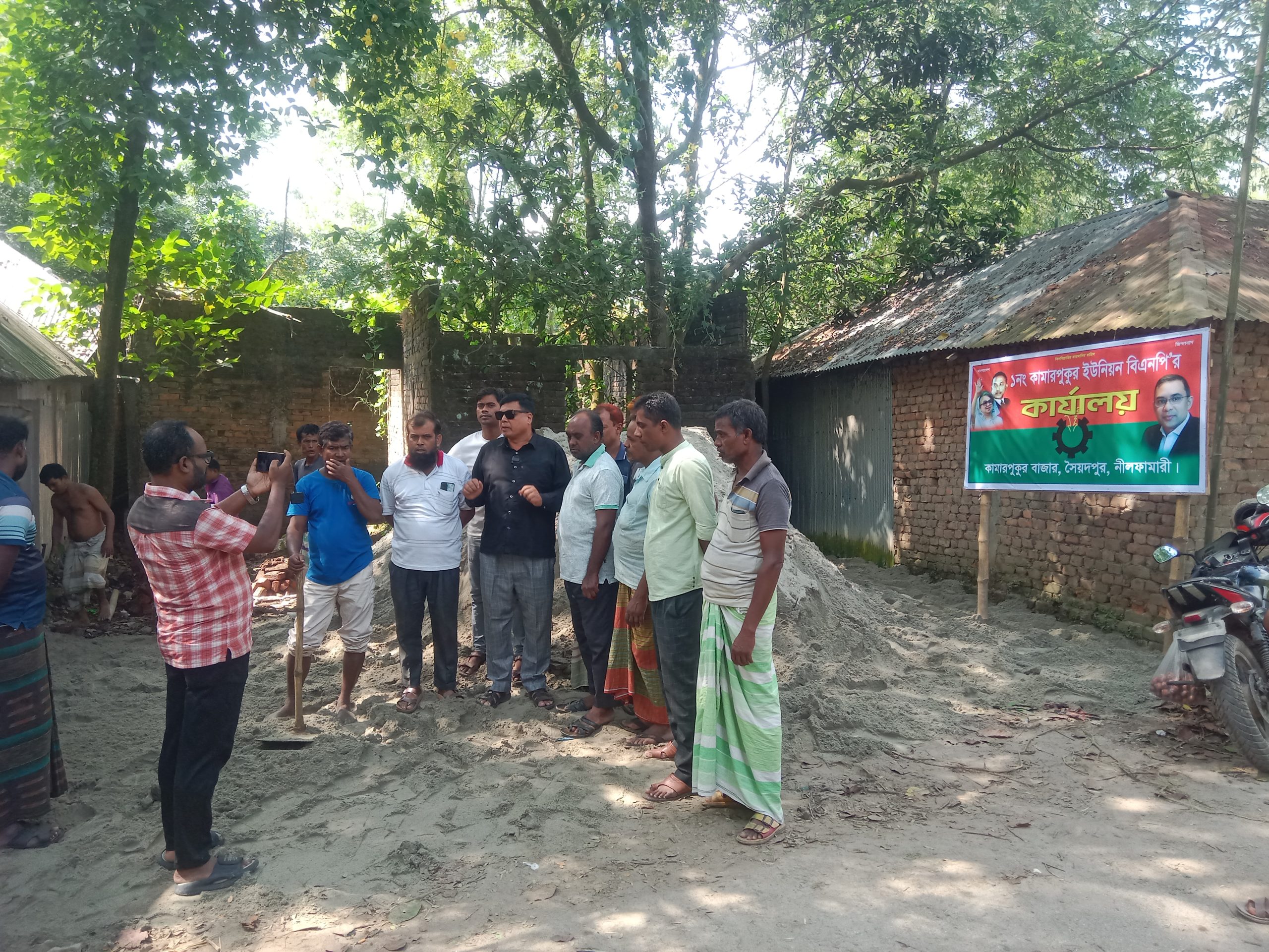 দীর্ঘ ২০ বছর পর নতুন সাজে সৈয়দপুরের কামারপুকুর ইউনিয়ন বিএনপি কার্যালয়