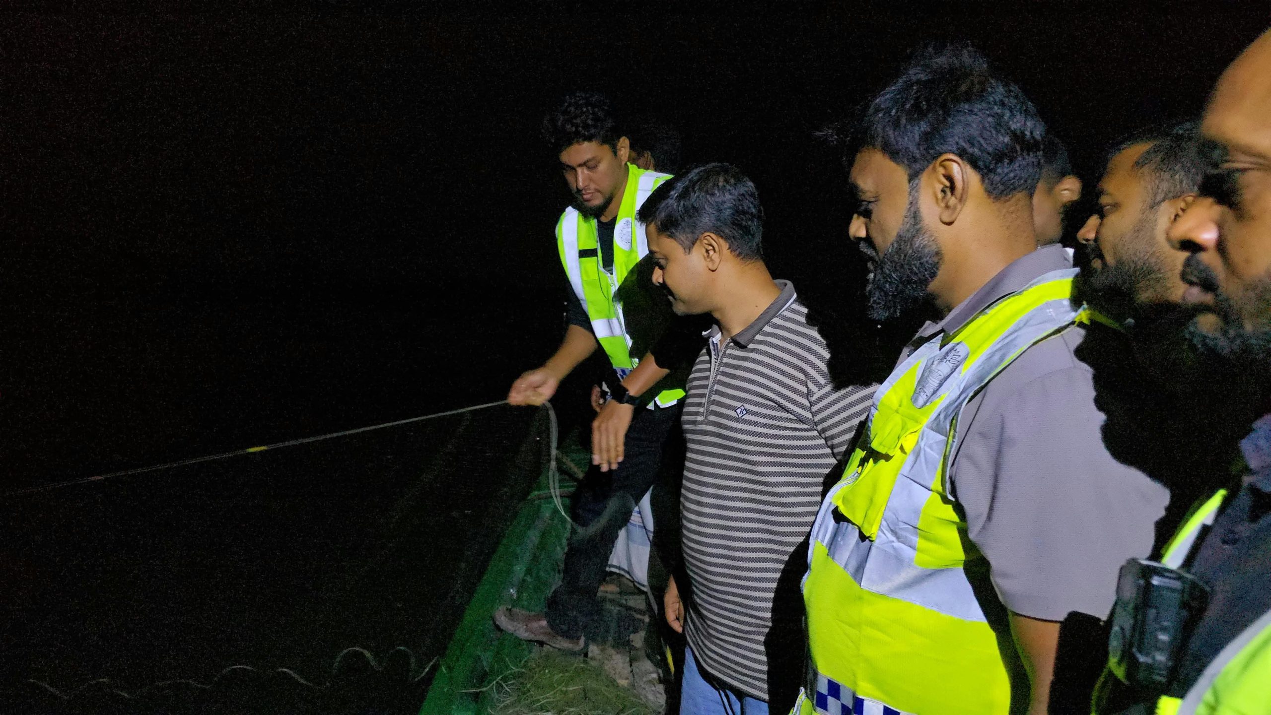 কুড়িগ্রামের দুধকুমার নদে রাতভর অভিযান: জব্দ অবৈধ কারেন্ট ও চায়না দুয়ারি জাল