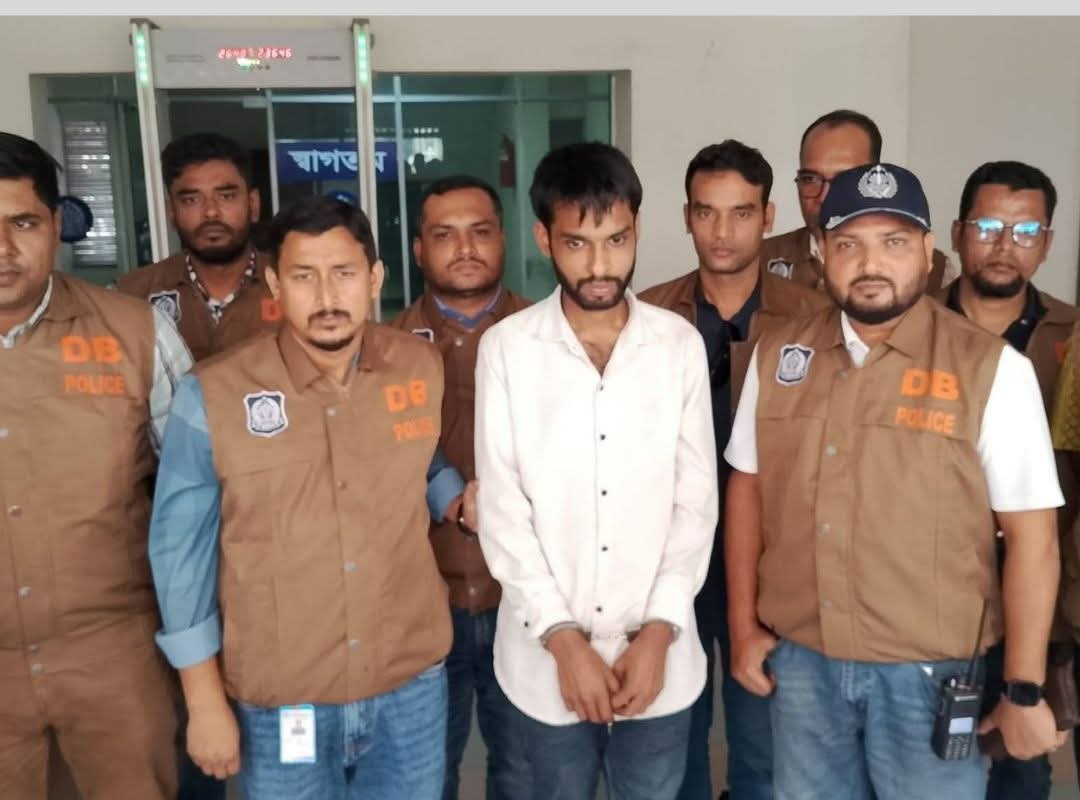 প্রধানমন্ত্রীর অতিরিক্ত প্রেস সচিবের পরিচয়ে প্রতারণা: নাটোর থেকে গ্রেপ্তার ১