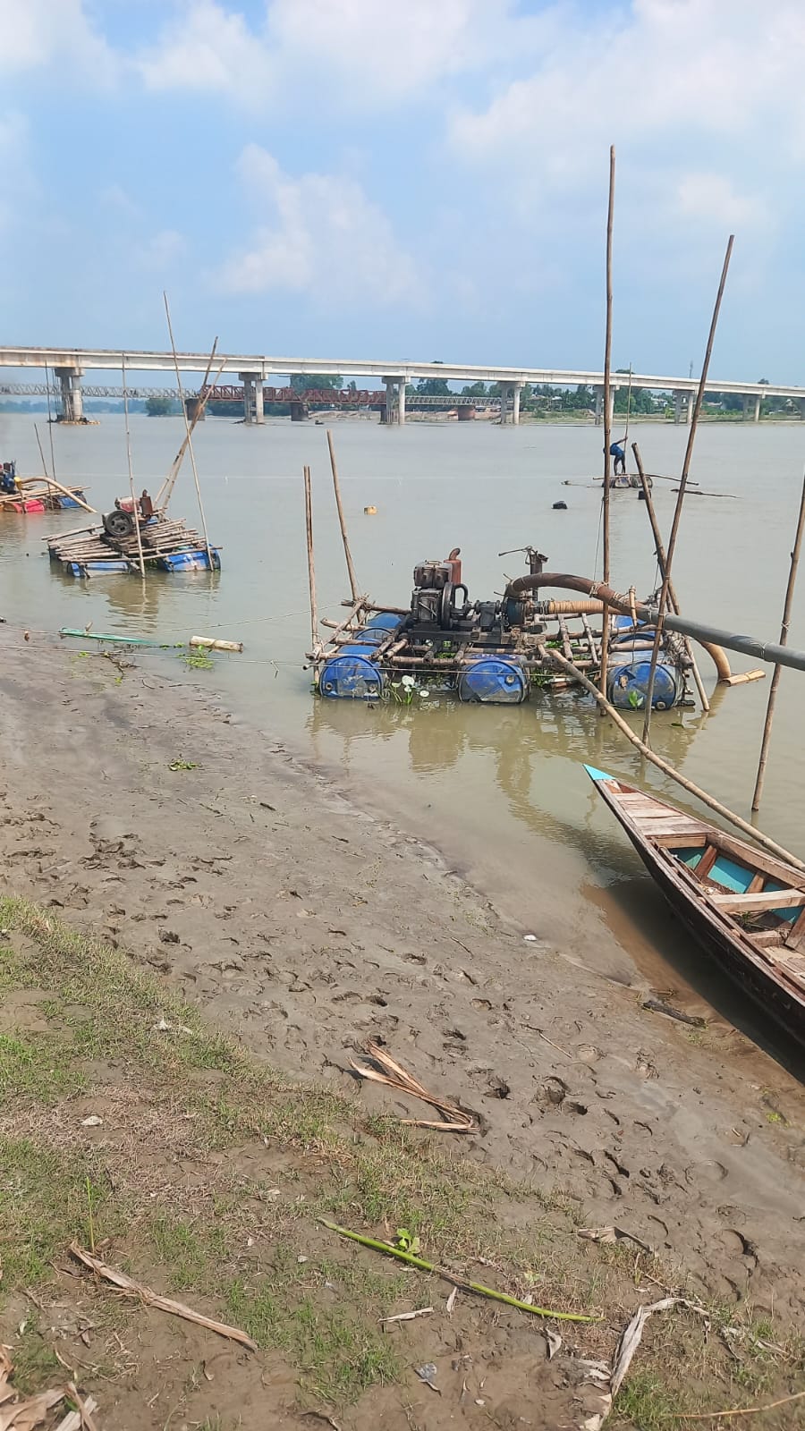কুড়িগ্রামে নির্মাণাধীন সোনাহাট সেতুর পাশে অবৈধ বালু উত্তোলন, ঝুঁকিতে সেতু ও তীর রক্ষা বাঁধ