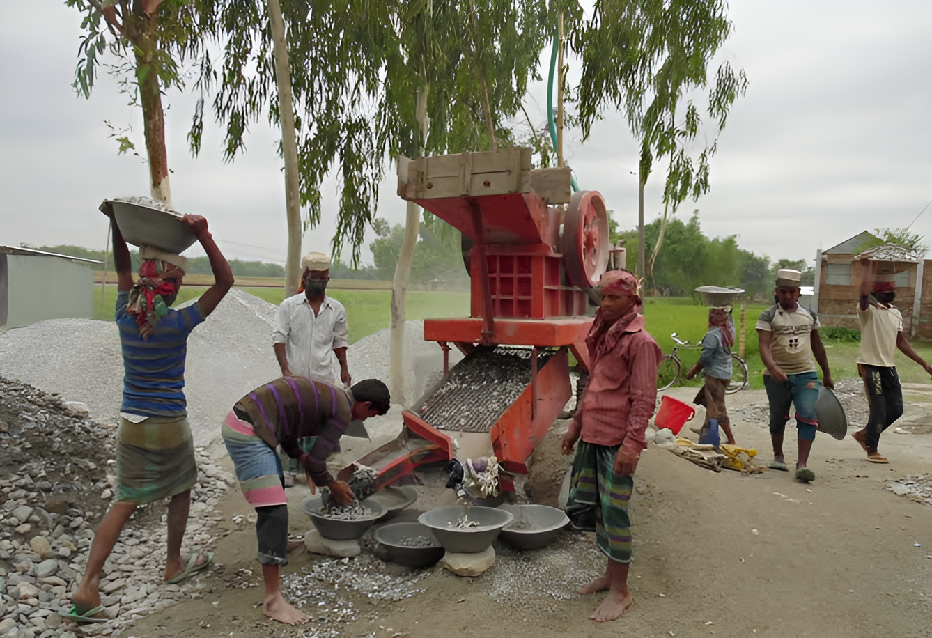 উত্তরাঞ্চলের অর্থনীতির চালিকাশক্তি বুড়িমারী স্থলবন্দর: বাড়ছে শ্রমিকের স্বাস্থ্যঝুঁকি ও পরিবেশ দূষণ